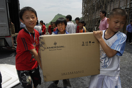 艾默生網(wǎng)絡(luò)能源向廣東省樂(lè)昌市云巖鎮(zhèn)中心小學(xué)捐贈(zèng)電腦