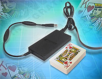 使用TOPSwitch-HX設計的電源與一副紙牌的對比效果圖。