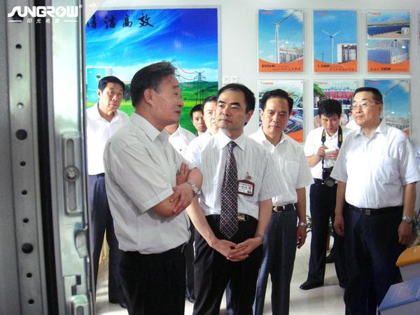 吳邦國委員長仔細詢問2MW 風力發電機變流器的功能情況