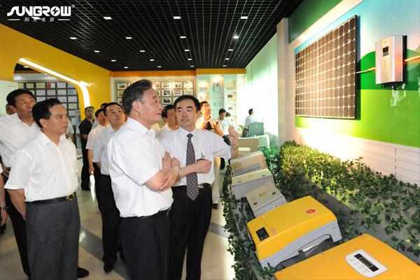 吳邦國委員長在仔細了解光伏并網電站的運行原理