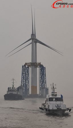海事巡邏艇為即將吊裝的東海風(fēng)力發(fā)電風(fēng)機(jī)護(hù)航