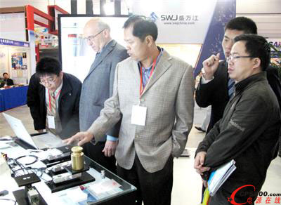 觀眾參觀acam展臺