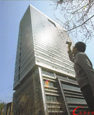 湖北首個太陽能光電幕墻LED照明系統的大廈正式運行