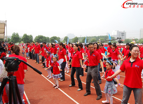 臺達的小“未來之星”們與家長同舞