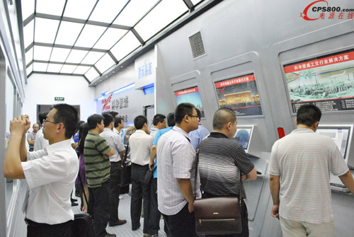 與會(huì)嘉賓親身體驗(yàn)科華恒盛整體電源解決方案監(jiān)控系統(tǒng)