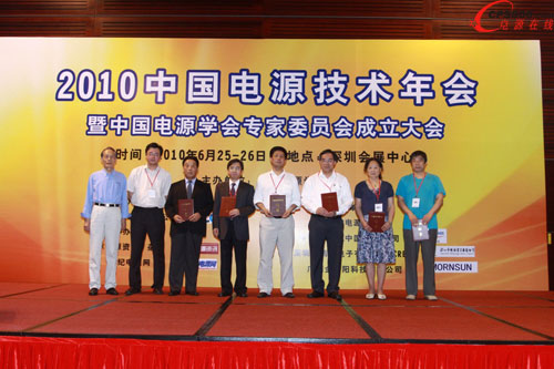 >張廣明主席(左一)向副主席、秘書長頒發證書