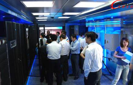 與會嘉賓觀摩展車