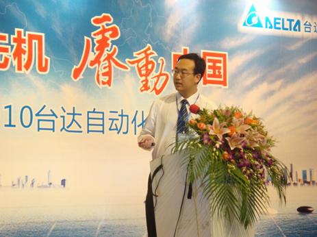 專家在認真講解臺達自動化