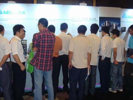 一邊看一邊交談,一邊拍一邊探討