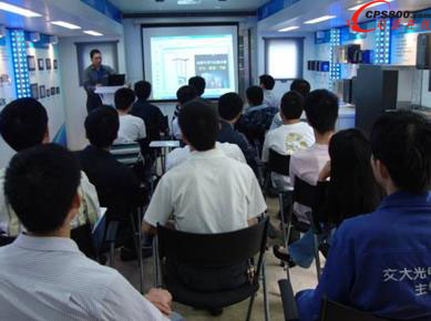 客戶工程師較多,在不同區域參觀