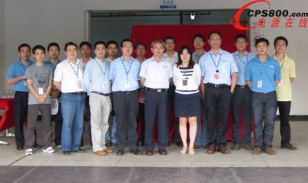 伊頓電氣集團電能質量業務北亞區總裁蔡嘉明與深圳工廠員工共同慶祝9395 825kVA UPS成功下線