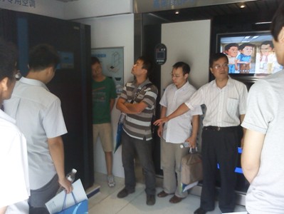 中達電通產品工程師做現場答疑