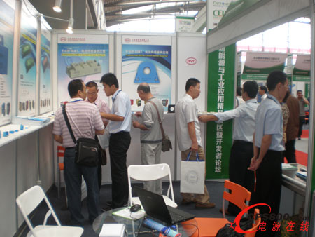 比亞迪工作人員熱情介紹公司產(chǎn)品