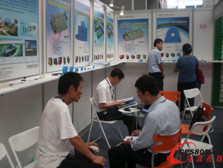 比亞迪工作人員就合作事宜與客戶展開洽談