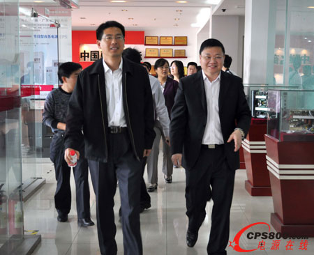 高國力副所長(左)在董事長何思模教授(右)的陪同下參觀公司