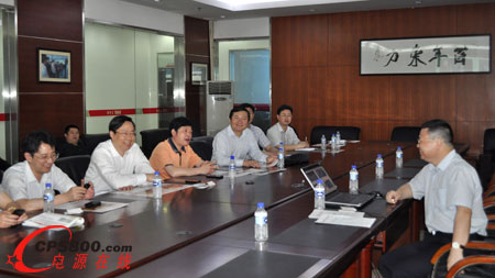 公司董事長何思模教授(右)向藍紹敏市長(左二)一行匯報公司發展情況