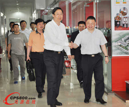 藍紹敏市長(右三)與董事長何思模教授(右一)握手