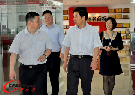 畢書(shū)記(右二)在何董事長(zhǎng)的陪同下參觀公司