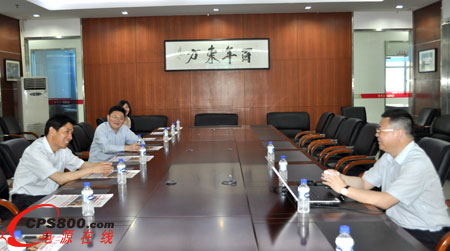 公司董事長(zhǎng)何思模教授(右)向畢書(shū)記(左一)匯報(bào)公司發(fā)展情況