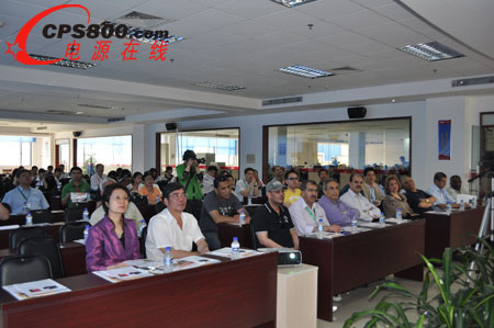 中阿新聞合作論壇代表蒞臨考察 易事特光伏發電系統引關注