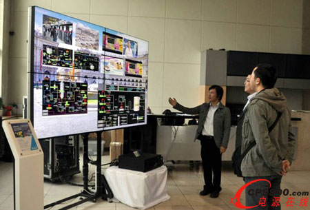 工程師為參觀者講解5.3mm超窄拼縫液晶顯示單元的電動前維護功能