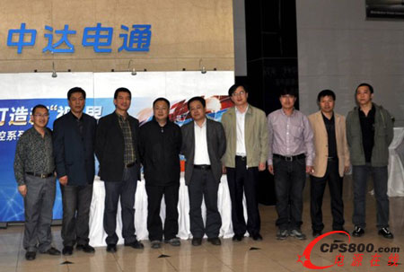 參觀展示產品的嘉賓在展廳合影