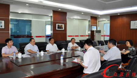 何思模董事長(右二)向李毓全主席(左三)匯報公司的發展情況