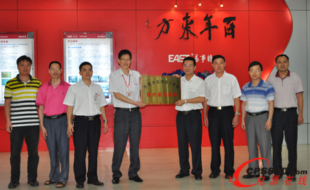 李總助(左四)代表公司向校方代表袁慶南校長授牌匾