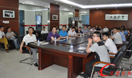 公司董事長何思模教授向企業家們介紹公司的發展情況