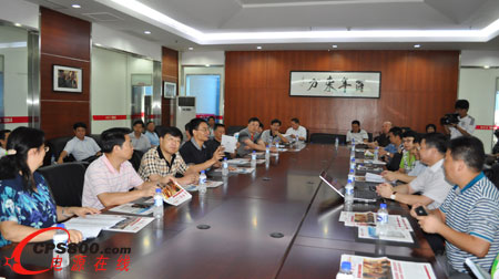 董事長何思模教授與來訪領導進行交流