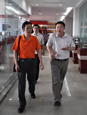 鐘華山書記(左)一行在董事長助理占斯亮(右)的陪同下參觀公司