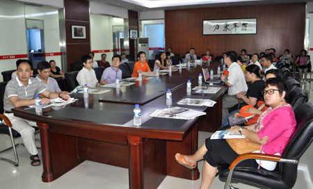 公司董事長助理占斯亮向鐘華山書記一行匯報公司發展情況