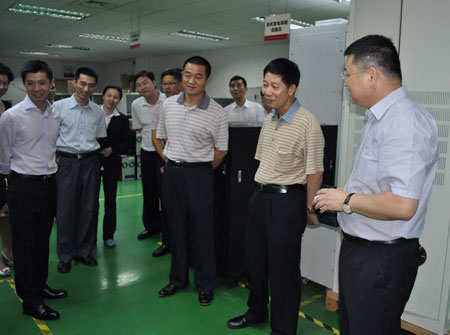 農商行何沛良董事長(右二)一行在易事特何思模董事長(右一)的陪同下參觀公司