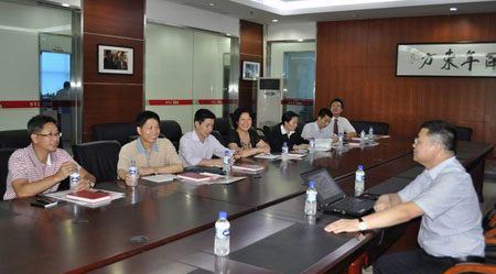 公司何思模董事長(右一)向農商行何沛良董事長(左二)一行介紹公司發展情況公司