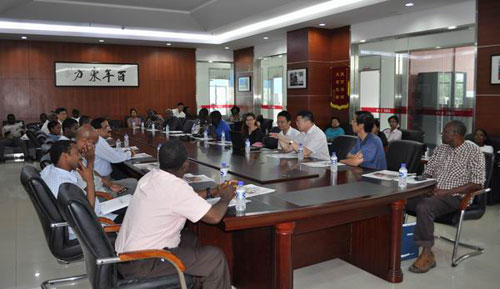 公司董事長(zhǎng)何思模教授向外賓介紹公司的發(fā)展情況