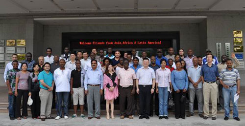 何思模董事長(zhǎng)(前排右六)與外賓們合影