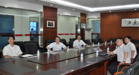 盧國鋒行長(左二)聽取何思模董事長(右二)介紹公司發(fā)展情況