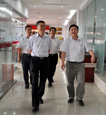 盧國鋒行長(前左一)在董事長助理占斯亮(右一)的陪同下參觀公司