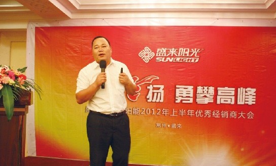 盛來(lái)陽(yáng)光市場(chǎng)部部長(zhǎng)劉友強(qiáng)和經(jīng)銷商分享“彎道超車”經(jīng)驗(yàn)