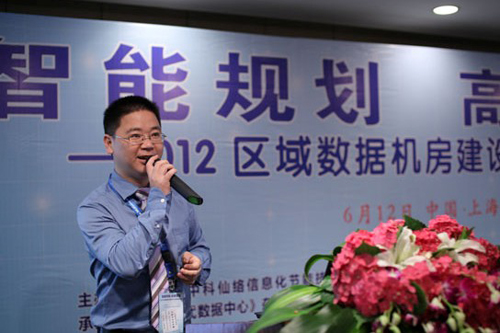 中達(dá)電通工程師為用戶報(bào)告臺(tái)達(dá)綠色供配電方案