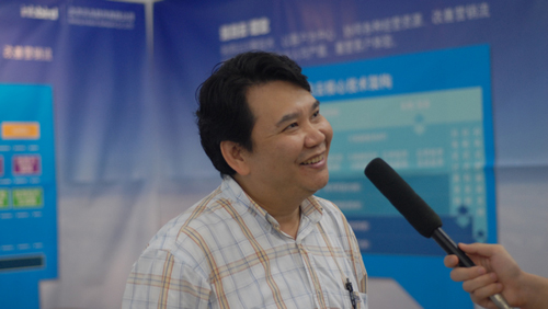 北京訊鳥軟件有限公司研發(fā)副總裁兼CTO陳俊祥向企業(yè)網(wǎng)D1Net記者講述“飛在云中”的呼叫中心