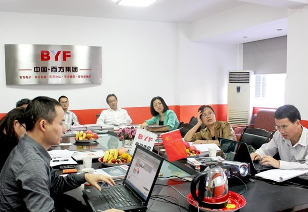 百方網(wǎng)常務(wù)副總經(jīng)理汪厚兵(左一)向何向榮(右一)局長(zhǎng)詳細(xì)匯報(bào)了此次科技項(xiàng)目成果情況