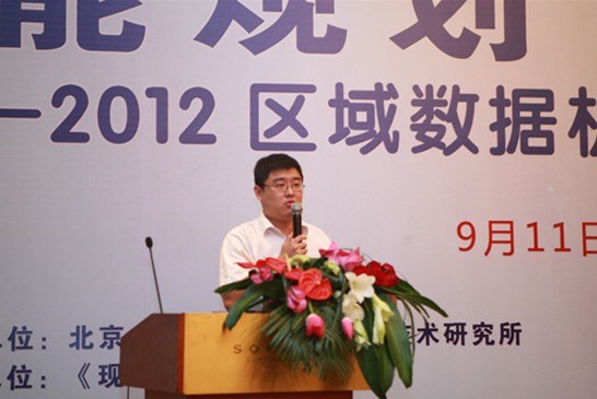 中達電通工程師正在介紹臺達InfraSuite數據中心解決方案