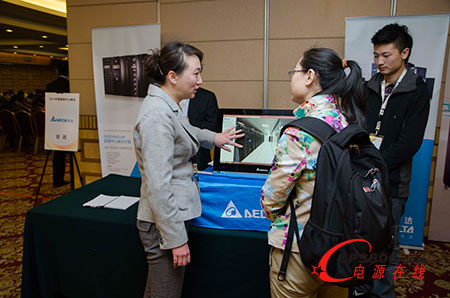 中達電通技術專家為客戶介紹黃金級綠色數據機房