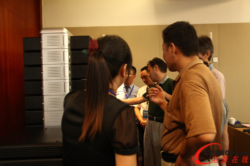 來賓參觀現場展示的Power+和MEGA樣機,詳細了解其功能特性