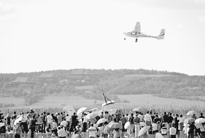 中國首架自主產(chǎn)權(quán)電動飛機發(fā)布 靠蓄電池為能源