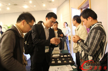 參會代表在英飛凌展臺交流