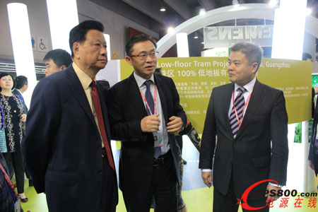 中國企業聯合會會長王忠禹參觀西門子展臺聽取肖松博士的介紹