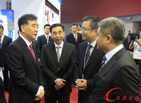 國務院副總理汪洋與廣東省省長朱小丹視察西門子展臺與肖松和吳永新交談(從左至右)