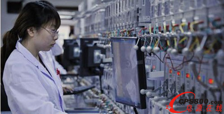 北京市電能表計(jì)量檢定中心的技術(shù)人員進(jìn)行三相電智能電表性能檢測(cè)